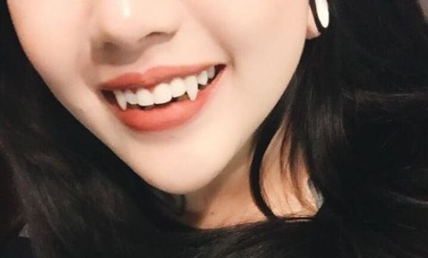 Răng nanh tạo nên vẻ đẹp thu hút, bí ẩn.