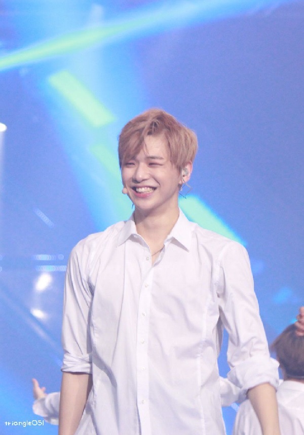 Kang Daniel – nam thần điển trai với nụ cười ấm áp