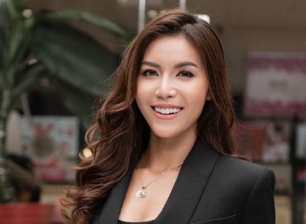 Siêu mẫu Minh Tú – nụ cười tự tin