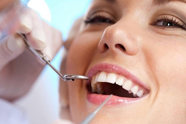 Vệ sinh răng miệng là bước vô cùng cần thiết trước khi trám răng