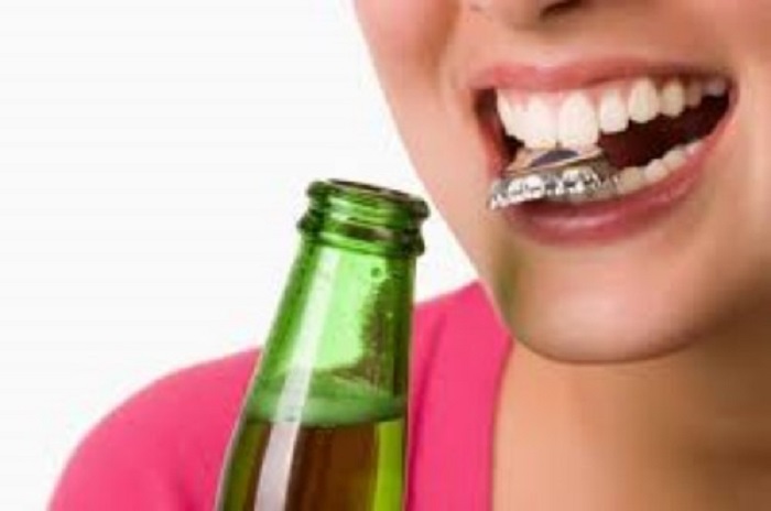 Nhiều thói quen xấu hằng ngày cũng là nguyên nhân làm răng ê buốt.