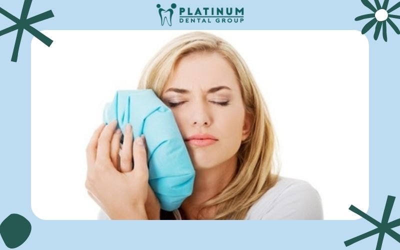 Chườm túi đá lạnh ở vùng má bị sưng để làm dịu cơn đau răng