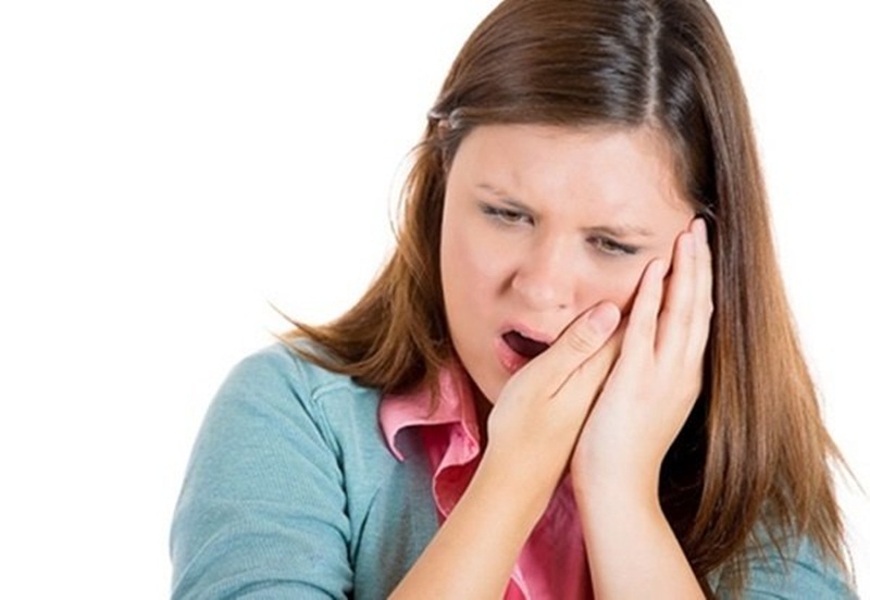 Viêm nha chu gây đau nhức khó chịu và tạo mùi hôi khi nói chuyện