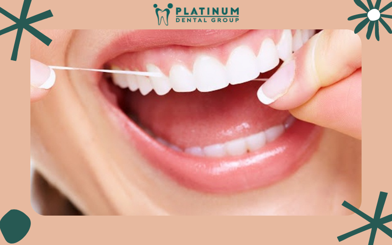 Nên sử dụng chỉ nha khoa để lấy các mảng bám ra ngoài thay vì tăm tre
