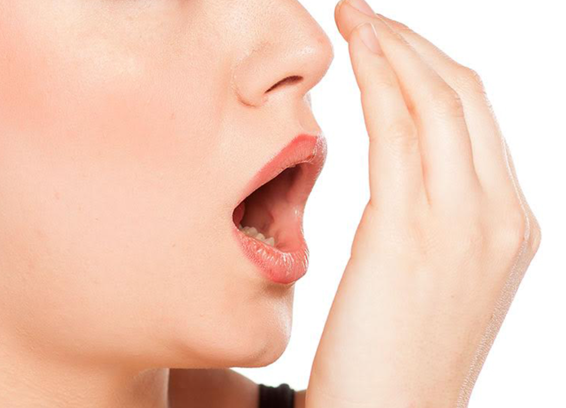 Bọc răng sứ có bị hôi miệng không