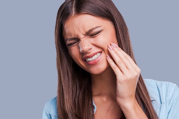 Chườm đá gần răng sứ
