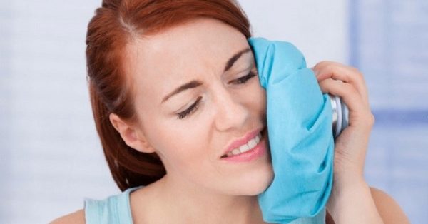 Đá lạnh có tác dụng làm tê vùng xung quanh khu vực bị đau răng khôn từ đó giúp giảm đau hiệu quả.
