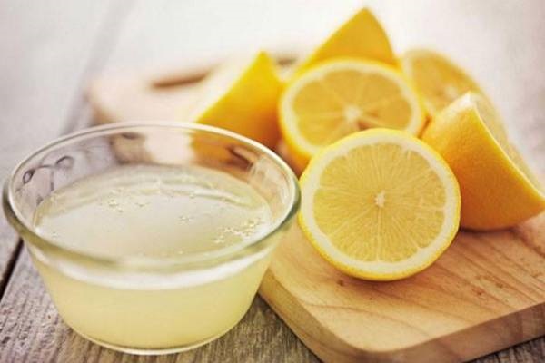 Chanh tươi có công dụng sát khuẩn, loại bỏ các vi khuẩn xung quanh chỗ sưng viêm.