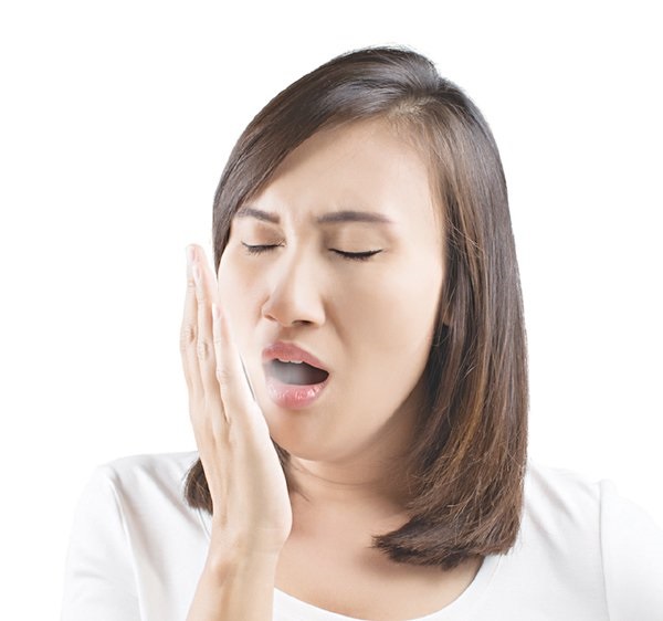 Các mảng bám và thức ăn thừa tích tụ lâu ngày trong các lỗ sâu sẽ gây ra tình trạng hôi miệng nghiêm trọng làm bạn mất tự tin khi giao tiếp.