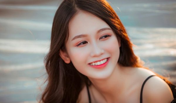 Răng khểnh được nhiều người xem là nét đẹp trời ban, làm cho nụ cười của bạn trở nên duyên dáng hơn.