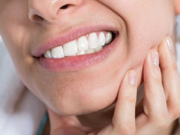 Tình trạng đau nhứt xảy ra liên lục hoặc ngắt quãng là một trong những dấu hiệu cho thấy răng khôn bị sâu vỡ.