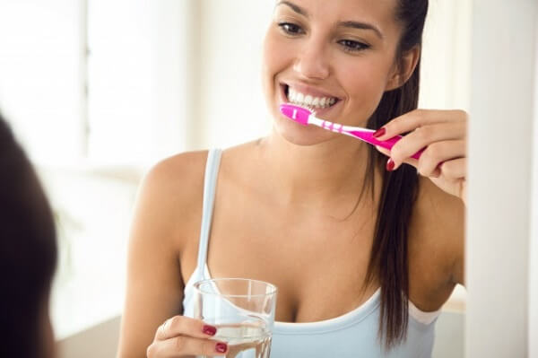 Bạn nên chải răng thật nhẹ nhàng sau khi nhổ răng và không dùng những loại bàn chải có phần lông có thô cứng Bạn nên chải răng thật nhẹ nhàng sau khi nhổ răng và không dùng những loại bàn chải có phần lông có thô cứng