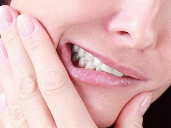 Tránh tác động lực hoặc nhai nghiến quá mạnh gây hại không tốt đến răng, hàm đặc biệt là khu vực lỗ hổng sau khi nhổ răng Tránh tác động lực hoặc nhai nghiến quá mạnh gây hại không tốt đến răng, hàm đặc biệt là khu vực lỗ hổng sau khi nhổ răng