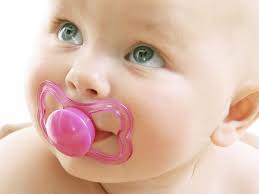 Bạn có thể cho bé ngậm vú giả lạnh để kích thích hàm làm việc hiệu quả từ đó giúp răng mọc nhanh hơn Bạn có thể cho bé ngậm vú giả lạnh để kích thích hàm làm việc hiệu quả từ đó giúp răng mọc nhanh hơn