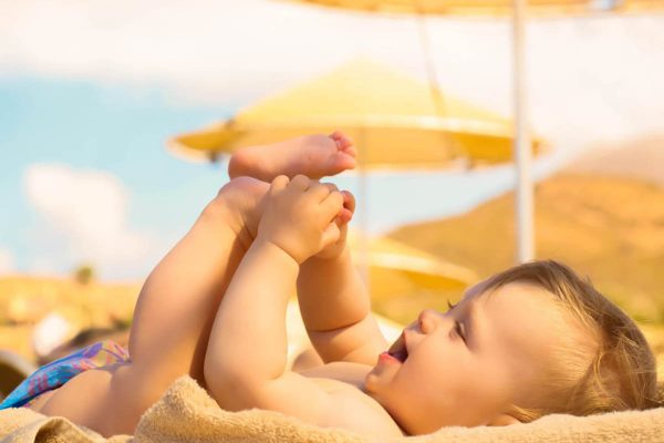 Tắm nắng là cách tốt nhất để cung cấp vitamin D tự nhiên cho cơ thể trẻ, vitamin D đóng vai trò rất quan trọng trong việc phát triển của xương và răng. Tắm nắng là cách tốt nhất để cung cấp vitamin D tự nhiên cho cơ thể trẻ, vitamin D đóng vai trò rất quan trọng trong việc phát triển của xương và răng.