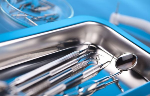Vệ sinh sạch sẽ tất cả các dụng cụ, thiết bị nha khoa sau khi thăm khám, điều trị… tiêu diệt tuyệt đối các mầm bệnh truyền nhiễm.