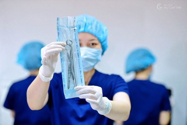 Dụng cụ, thiết bị nha khoa sau khi được tiệt trùng tuyệt đối sẽ được đóng gói bằng máy đóng gói vô trùng chuyên dụng.