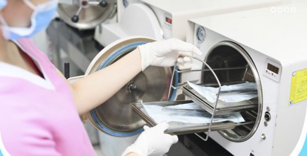 Bảo quản các thiết bị, dụng cụ nha khoa sau khi đã đóng gói bên trong máy có tia cực tím giúp duy trì ổn định trạng thái vô trùng.