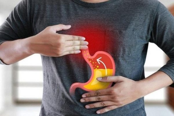 Tình trạng người bệnh trào ngược dạ dày, các chất axit bị đẩy lên trên khoang miệng, tích tụ và làm mòn đi men răng. Tình trạng người bệnh trào ngược dạ dày, các chất axit bị đẩy lên trên khoang miệng, tích tụ và làm mòn đi men răng.