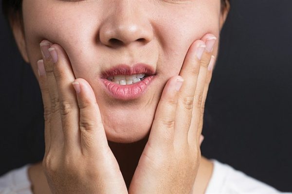 Những chấn thương và chứng bệnh viêm xoang hàm cũng có thể khiến chân răng bị nhiễm khuẩn , sưng đau dù không bị sâu Những chấn thương và chứng bệnh viêm xoang hàm cũng có thể khiến chân răng bị nhiễm khuẩn , sưng đau dù không bị sâu