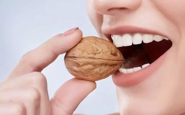 Lực nhai cắn quá mạnh là nguyên nhân chủ yếu làm răng sứ bị hỏng