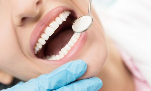 Thực hiện các phác đồ điều trị đi kèm trong quy trình niềng răng Invisalign