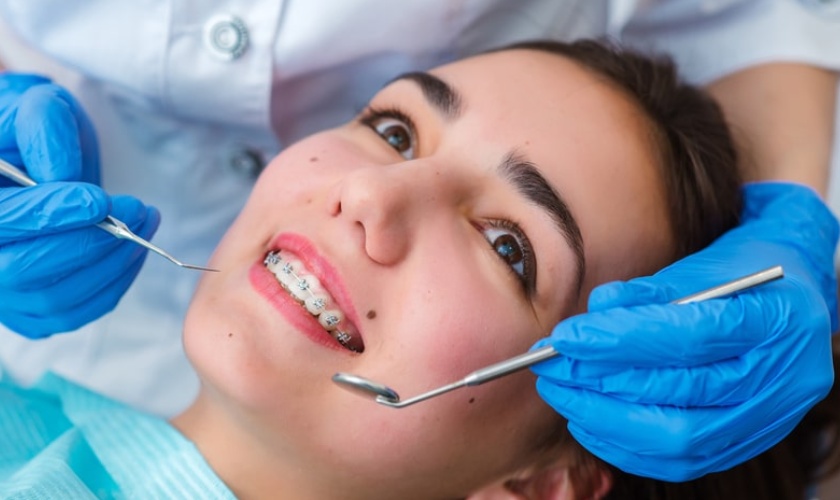 Không tái khám theo lịch hẹn của bác sĩ sẽ khiến cho kết quả niềng răng bị ảnh hưởng Không tái khám theo lịch hẹn của bác sĩ sẽ khiến cho kết quả niềng răng bị ảnh hưởng