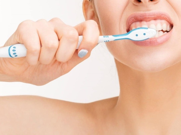 Nhổ răng xong có đánh răng được không?