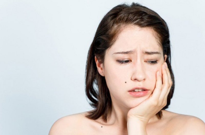 Má bên nhổ răng khôn bị sưng, đau nhức gây khó chịu