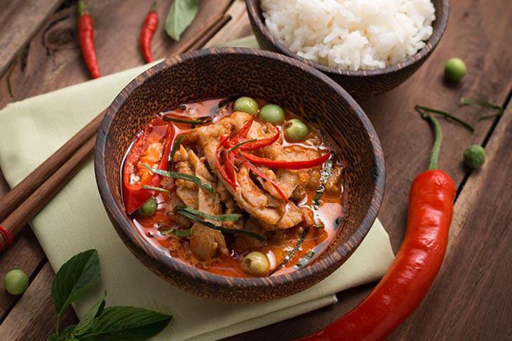 Cần tránh đồ ăn cay nóng, giòn cứng sau khi nhổ răng khôn