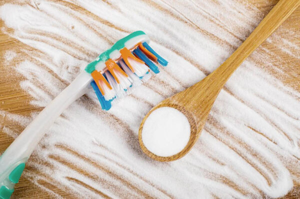 Làm trắng răng bằng baking soda
