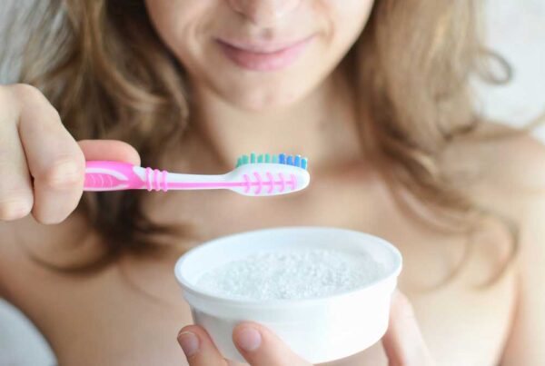 Làm trắng răng với baking soda có an toàn cho răng hay không?