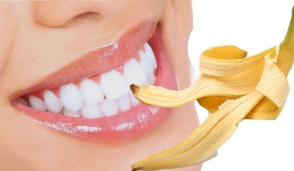 Sử dụng phần mặt trong của vỏ chuối và thao tác chà sát lên răng