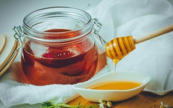 Thoa mật ong lên vùng chân răng bị tổn thương sẽ giúp loại bỏ vi khuẩn