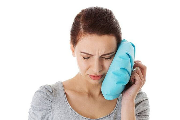 Cơn ngứa nướu răng hay đau rát có thể được xoa dịu nhờ việc ngậm vài viên đá lạnh 