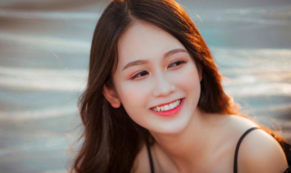 Dáng răng khểnh mang lại nụ cười duyên dáng