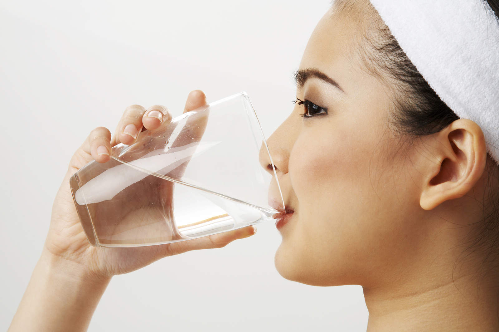 Có nên súc nước muối sau khi bọc răng sứ