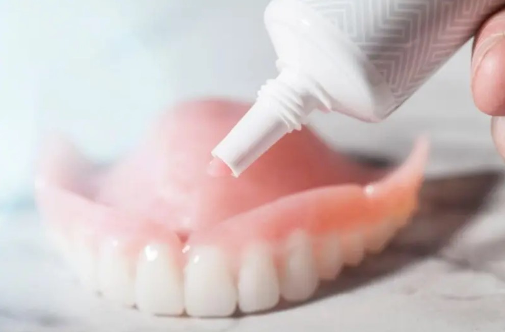 Keo dán răng tháo lắp