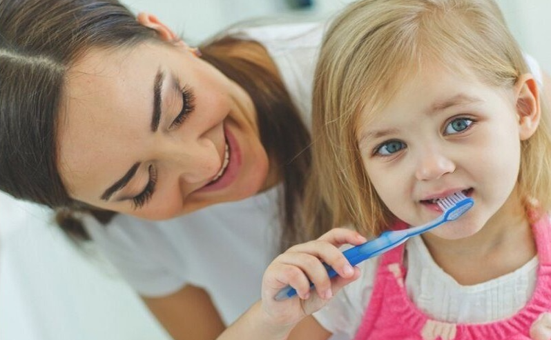 Cách phòng ngừa răng miệng, hạn chế bọc răng sứ cho trẻ