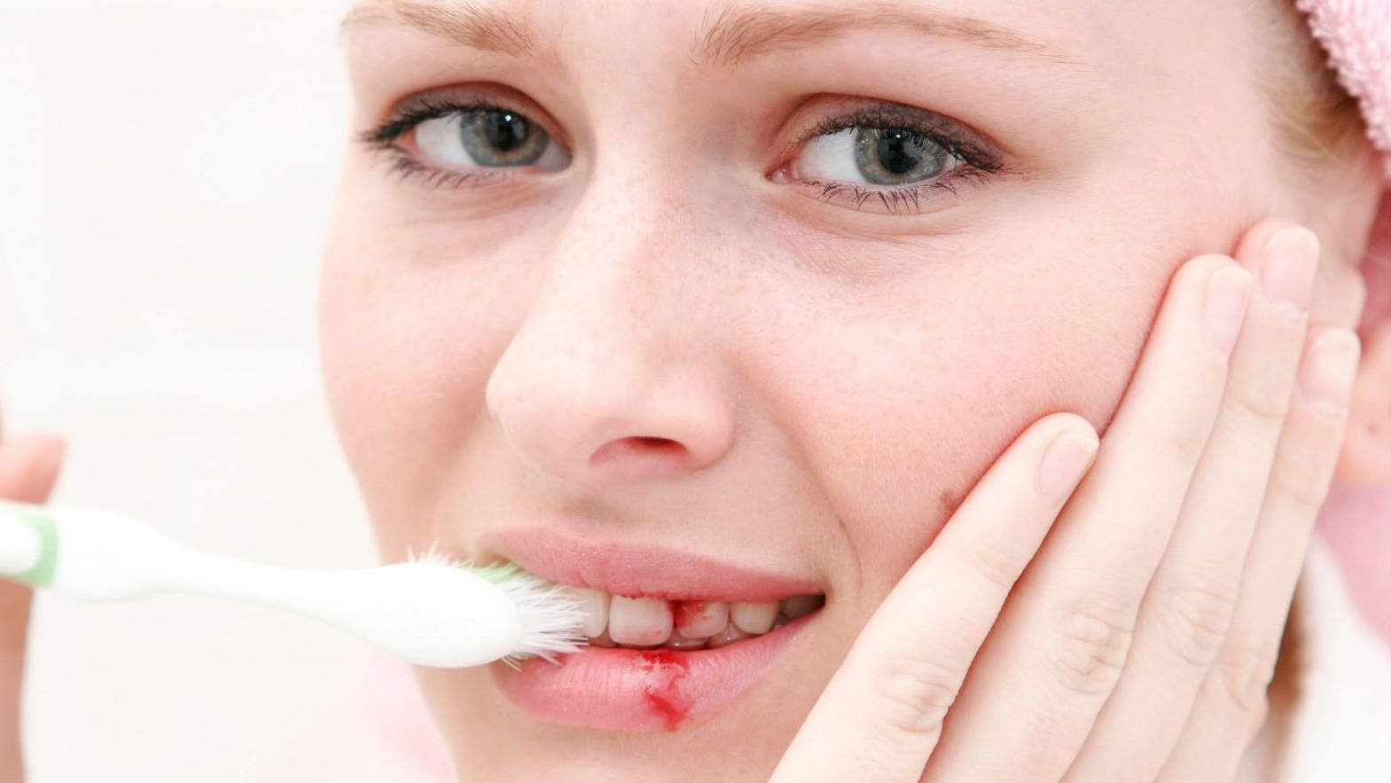 Đánh răng dùng lực mạnh tác động đến răng