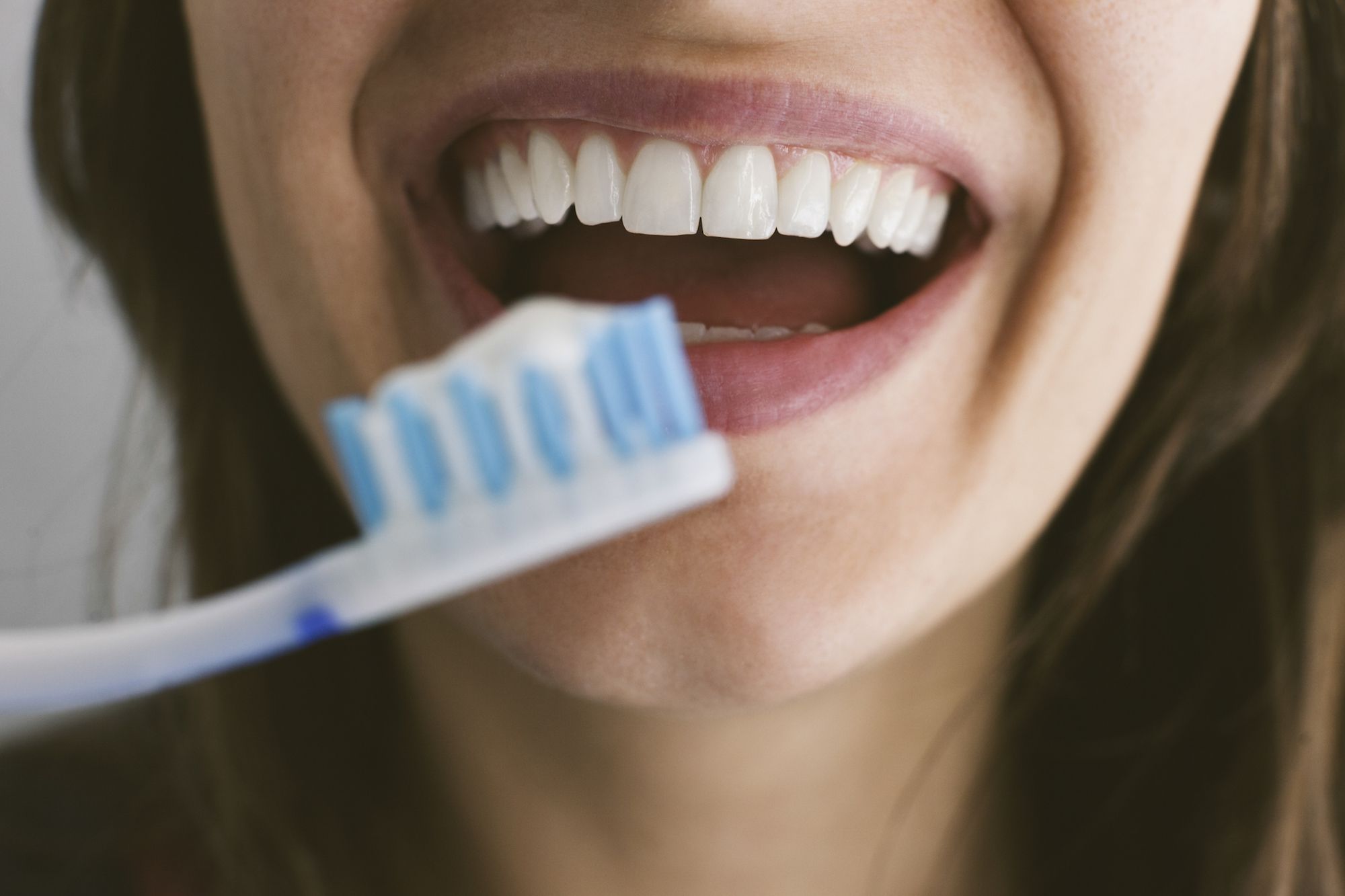 Thực hiện vệ sinh răng miệng đúng cách